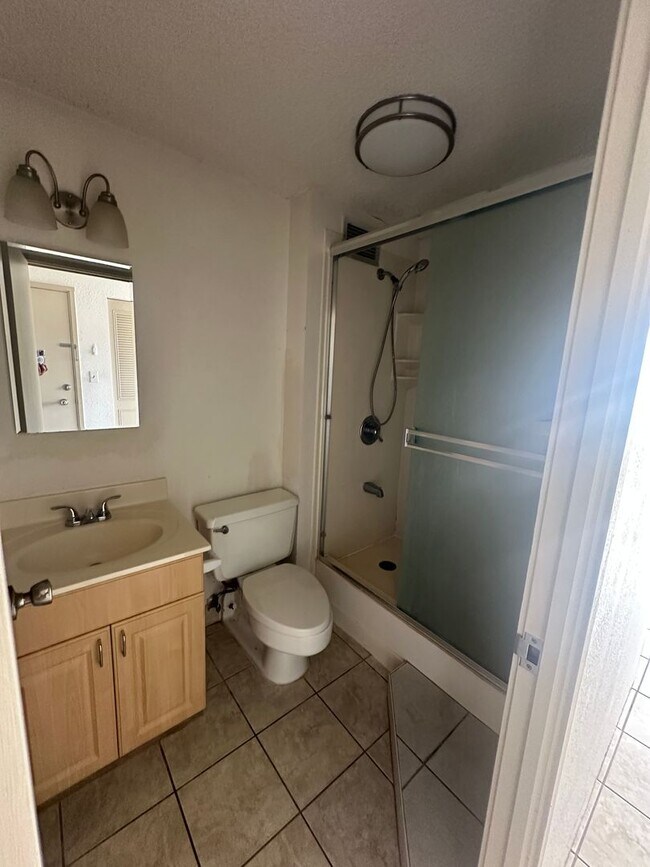 Building Photo - Renovated Ground Floor 1 bedroom in Waikiki!