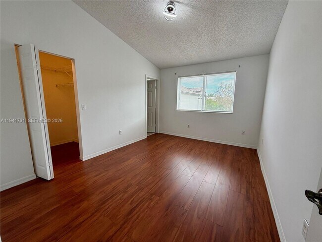 Building Photo - 2311 SE 24th Ct