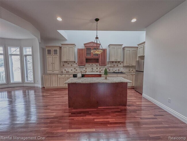 Building Photo - 5742 Putnam Dr