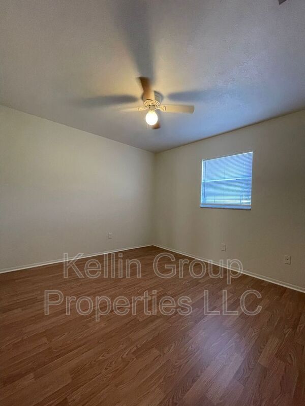 Building Photo - 160 N Nekoma Ave