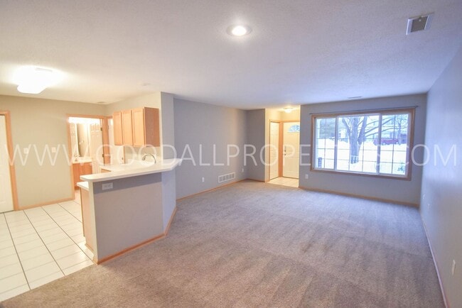 Building Photo - Beautiful 2 bedroom, 2 bath Town house in West Des Moines