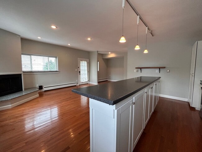 Building Photo - $0 DEPOSIT OPTION! BEAUTIFUL 1 BEDROOM CARRIAGE HOUSE IN THE HEART OF DENVER