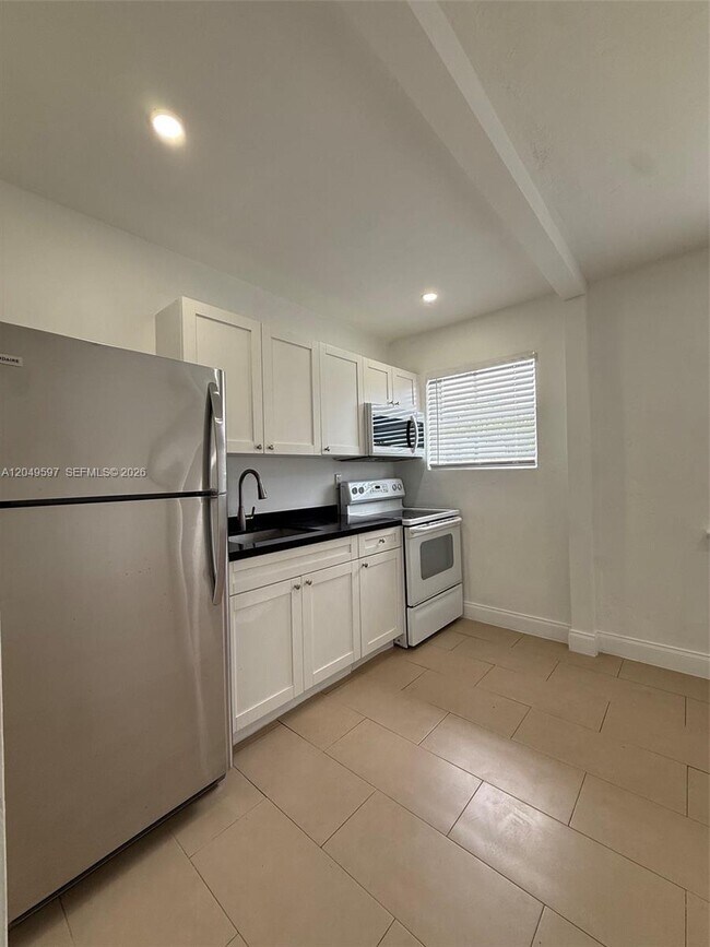 Building Photo - 6723 NE Miami Pl