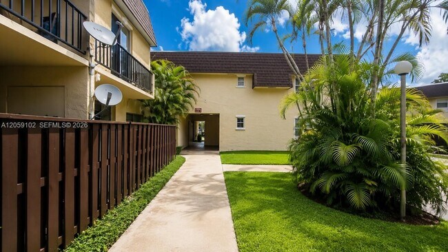 Building Photo - 13710 SW 90th Ave