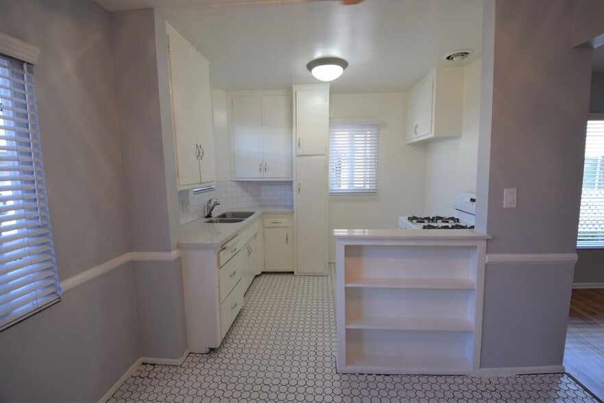 Building Photo - 823 Orange Grv Ave