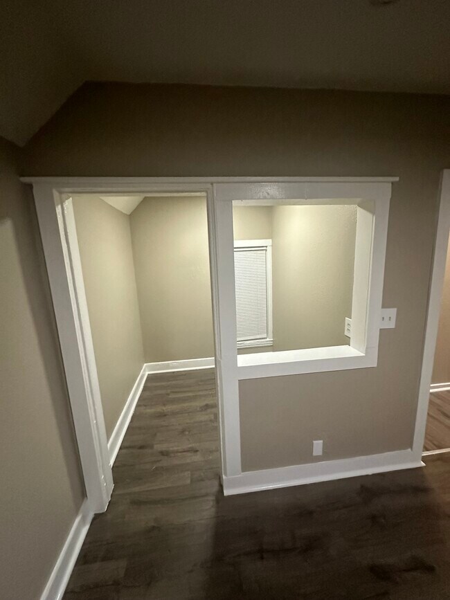 Office space - 4653-2 Bryant Ave N