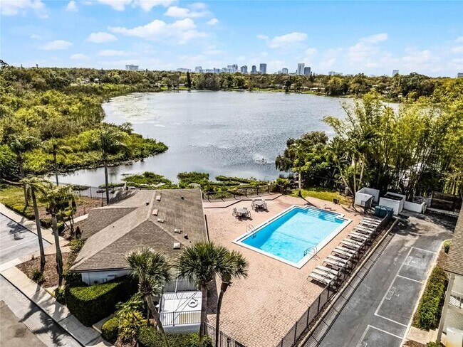 Building Photo - Charming First-Floor 1BR in Audubon Park · In-Unit Laundry · Community Pool with Lake Druid View ...
