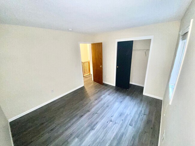 Building Photo - 56 Morellen Ln