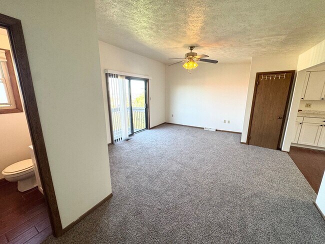 Building Photo - 2 Bedroom/ 1.5 Bath - New Kitchen and Carpet