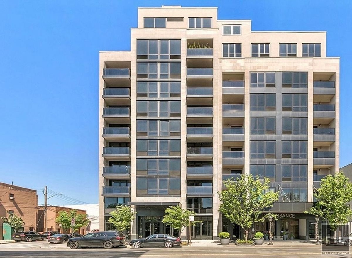 Building Photo - Gorgeous rent stabilized 1 bedroom apartment spanning 700 sq with private balcony, dishwasher, mi...