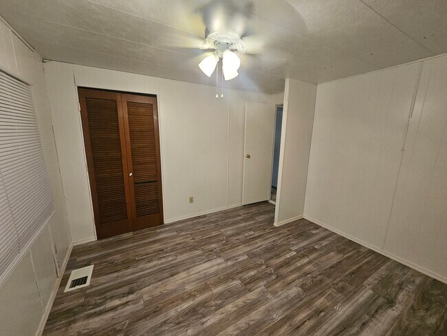 Building Photo - 2 Bedroom Mobile Close to the River