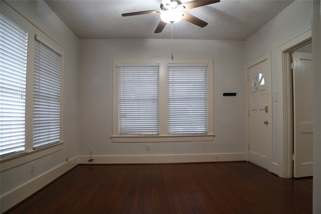 Building Photo - 808 Pecore St