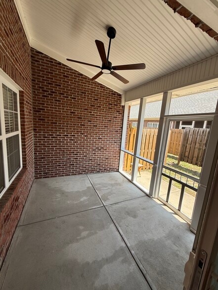 Screened Porch - 6017 Lettered Olive Pl