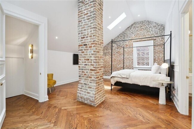 Building Photo - 810 Bourbon St