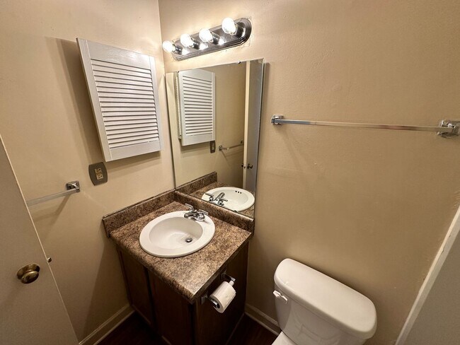 Building Photo - 2 Bedroom Condo in Deerwood Knoll