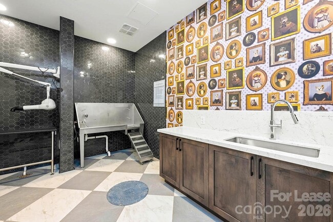 Building Photo - 2025 Cleveland Ave