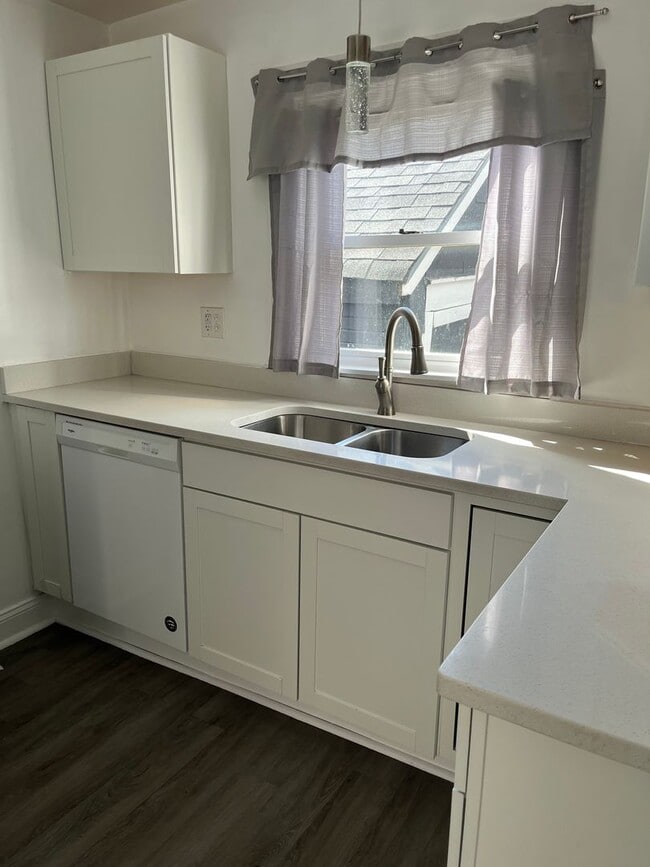 Building Photo - Three Bedroom Single Family House