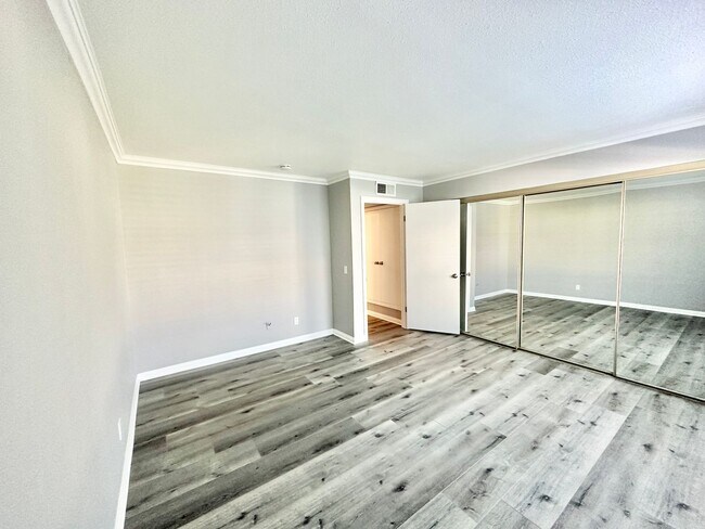 Building Photo - Beautiful, End-Unit, Ground Level, Largest SF 1/1 layout in the Pala Mesa Villas Community with G...