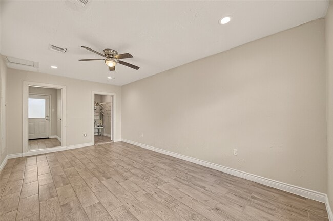 Building Photo - 3214 Longwood Dr