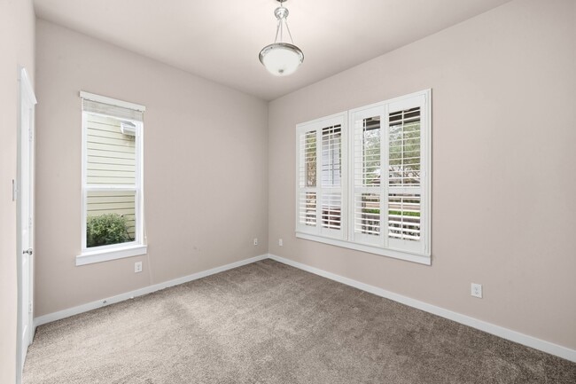 Building Photo - 17019 Seminole Ridge Dr