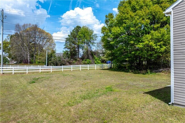 Building Photo - 1098 Village Creek