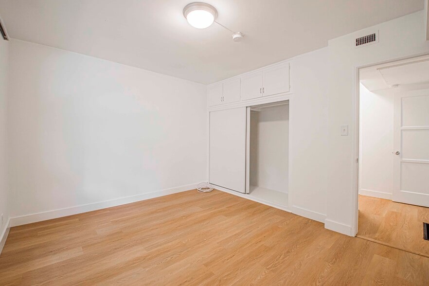 Building Photo - 5844.5 W 88th St