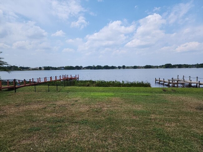 Building Photo - Gorgeous 4-Bedroom Lakefront!!