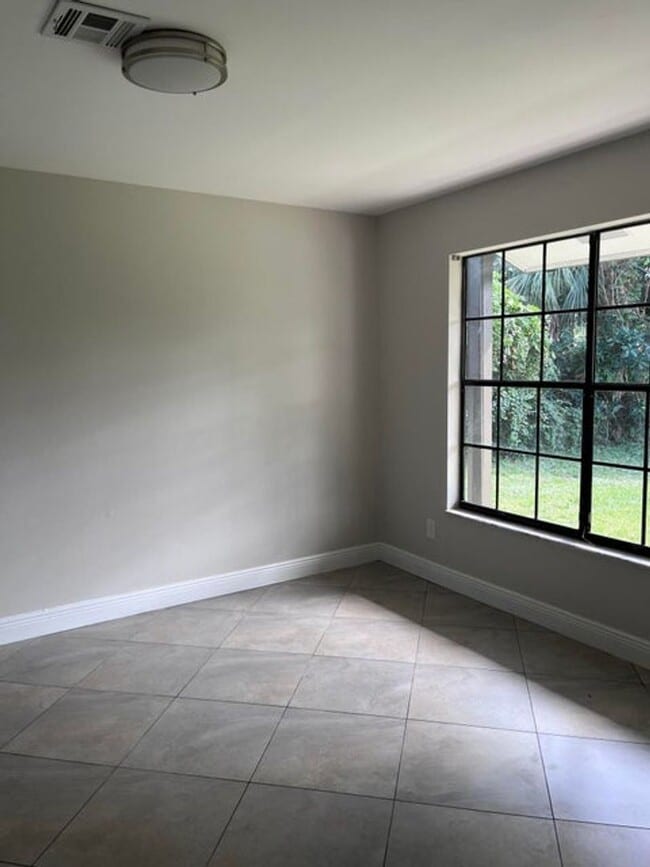 Building Photo - 8760 Lyndall Ln