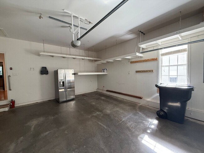 Building Photo - 935 Charter Oaks Dr
