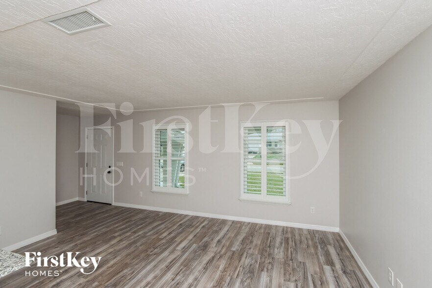 Building Photo - 525 Sacre Coeur Dr