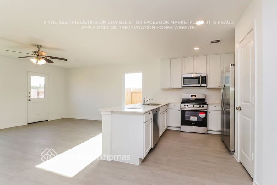 Building Photo - 16465 Blossom Grv Dr