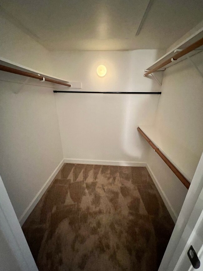 Building Photo - Great location close to shopping and trans...