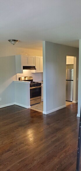 Building Photo - 420 W 7th St