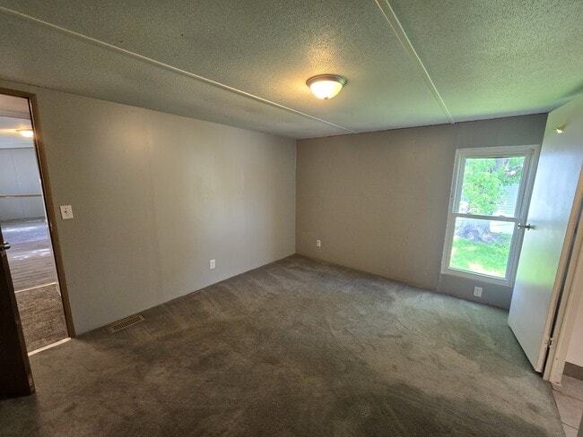 Building Photo - 700 W Ridgeway Ave