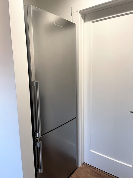 fridge - 1168 Grant Ave