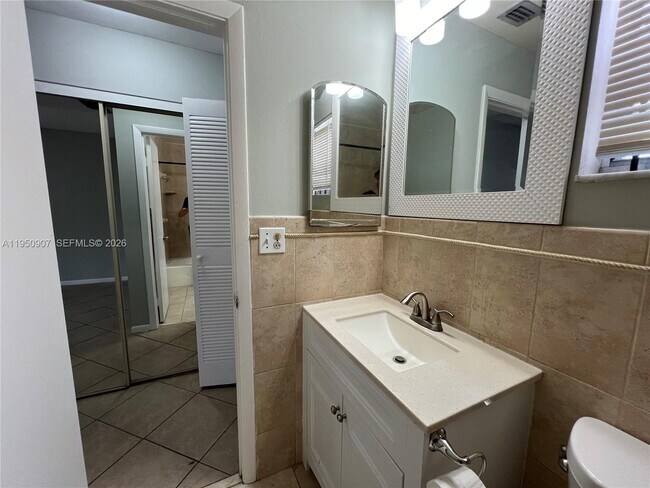 Building Photo - 809 NE 214th Ln