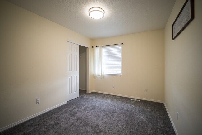 Building Photo - 370 NW Terre View Dr