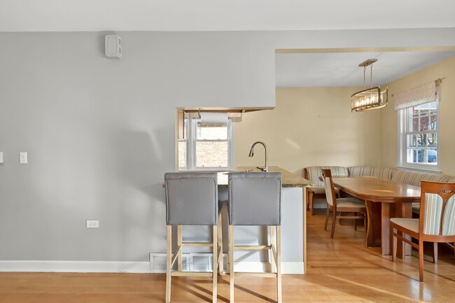 Building Photo - 7432 W Ainslie St