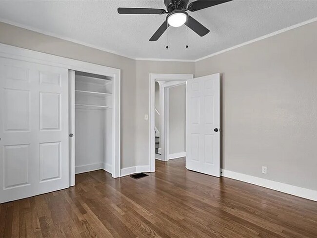 Building Photo - Stunning and Spacious 5BR 2BA Home in Kansas City