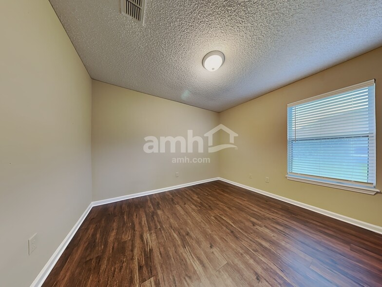Building Photo - 1852 Willesdon Dr E