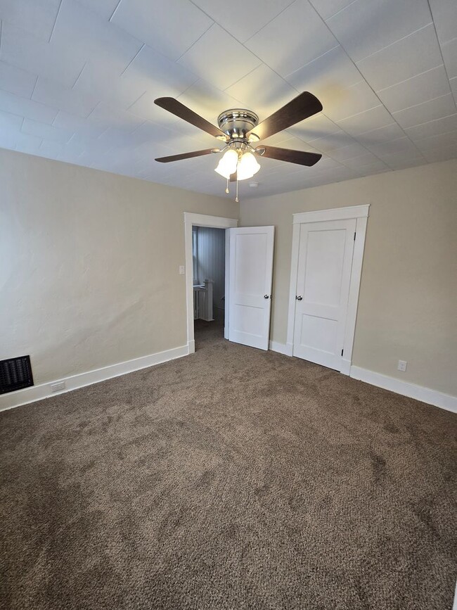 Building Photo - Newly renovated Beechview Home with Bonus ...