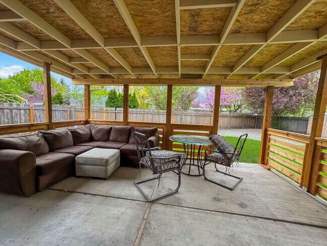 Building Photo - Immaculate Single-Level Home