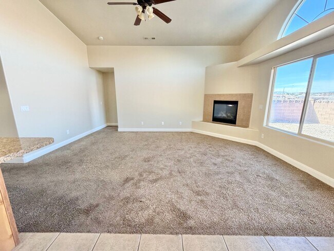 Building Photo - Charming 3 Bed 2 Bath + DEN/OFFICE Area!