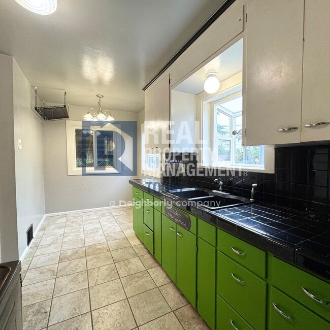 Building Photo - Sweet 3 bedroom and 2 bath + 3 car garage ...