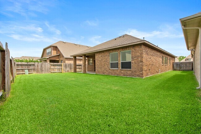 Building Photo - Come visit this beautiful home in the gate...