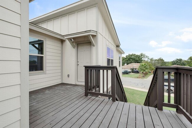 Building Photo - 2200 Creekside Ln