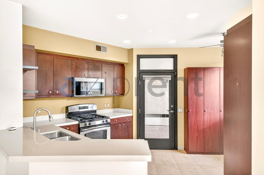 Building Photo - 1010 E Palm Canyon Dr