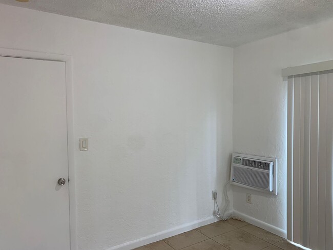 Building Photo - 2 Bedrooms in Hallandale Beach