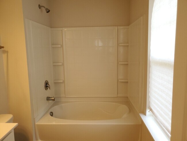Building Photo - 2 Bedroom, 2.5 Baths End unit Townhome located in Townes at University East