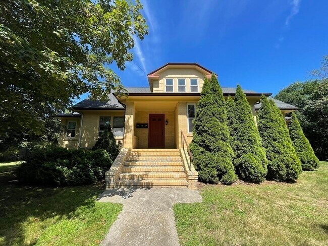 Primary Photo - 350 Plain St